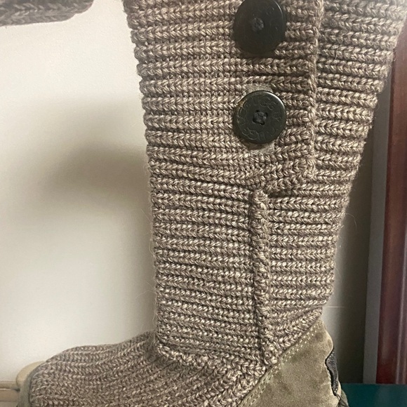 UGG Classic Cardy II Womens Winter Boots Button Detail Foldable Knit. - Picture 2 of 5